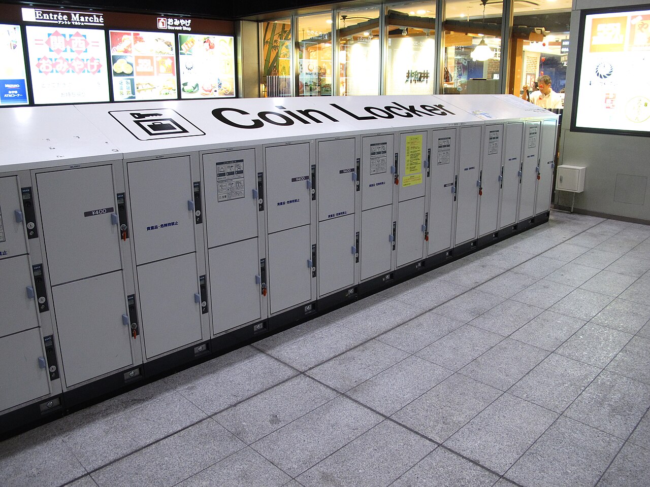 駅構内に並ぶコインロッカー