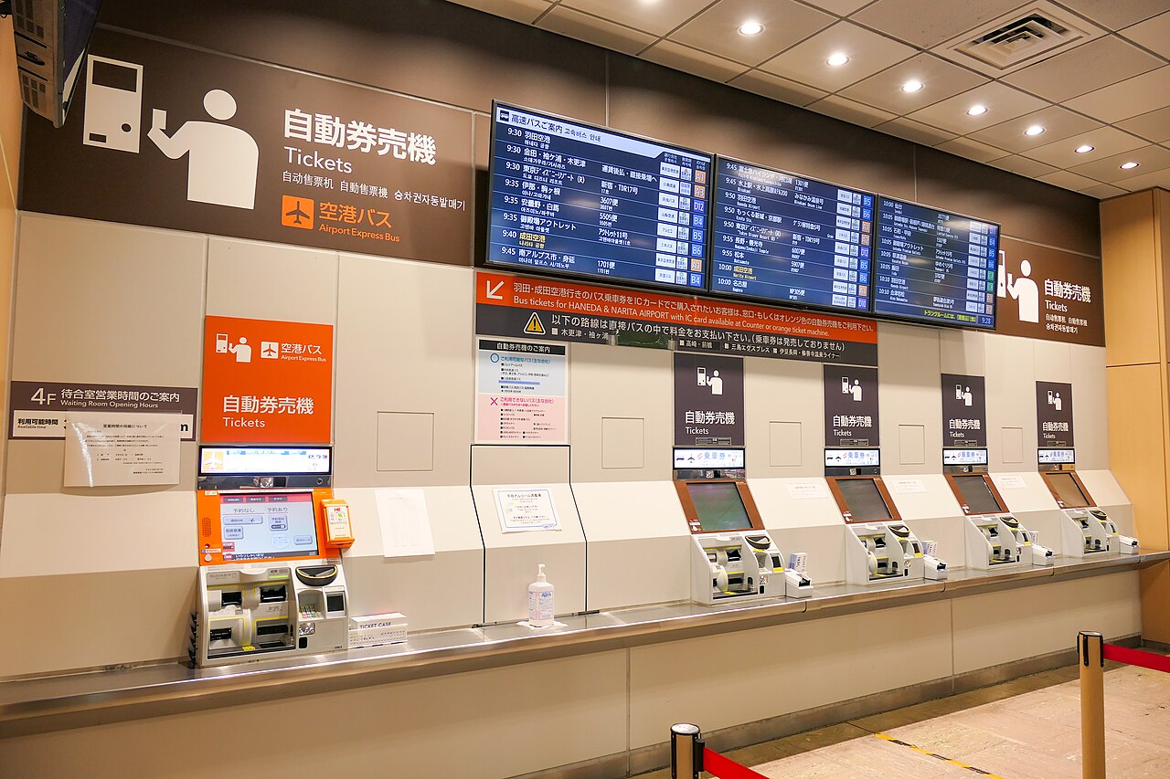 高速バスターミナルの自動券売機と発車案内