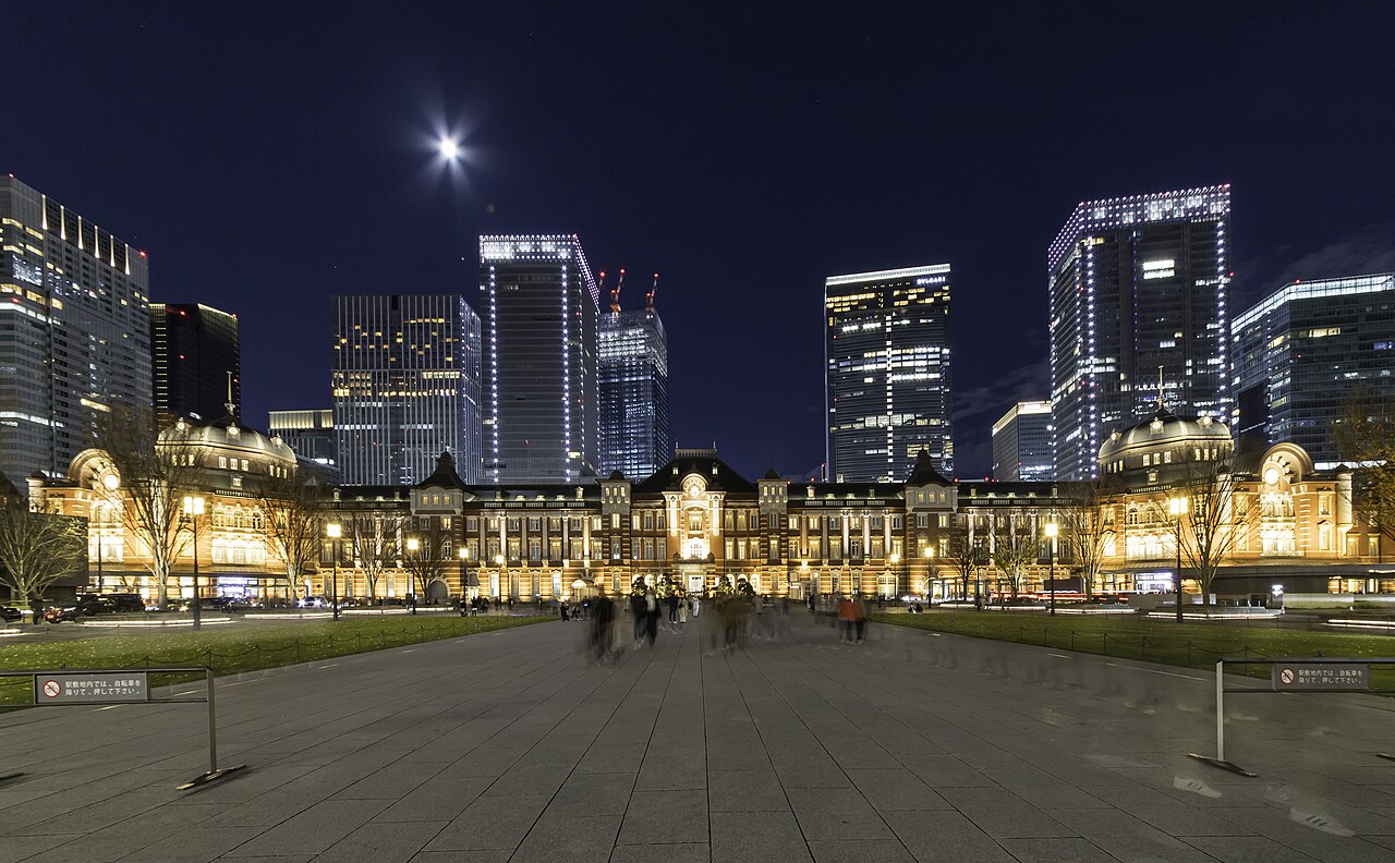 夜の東京駅丸の内駅舎と駅前広場