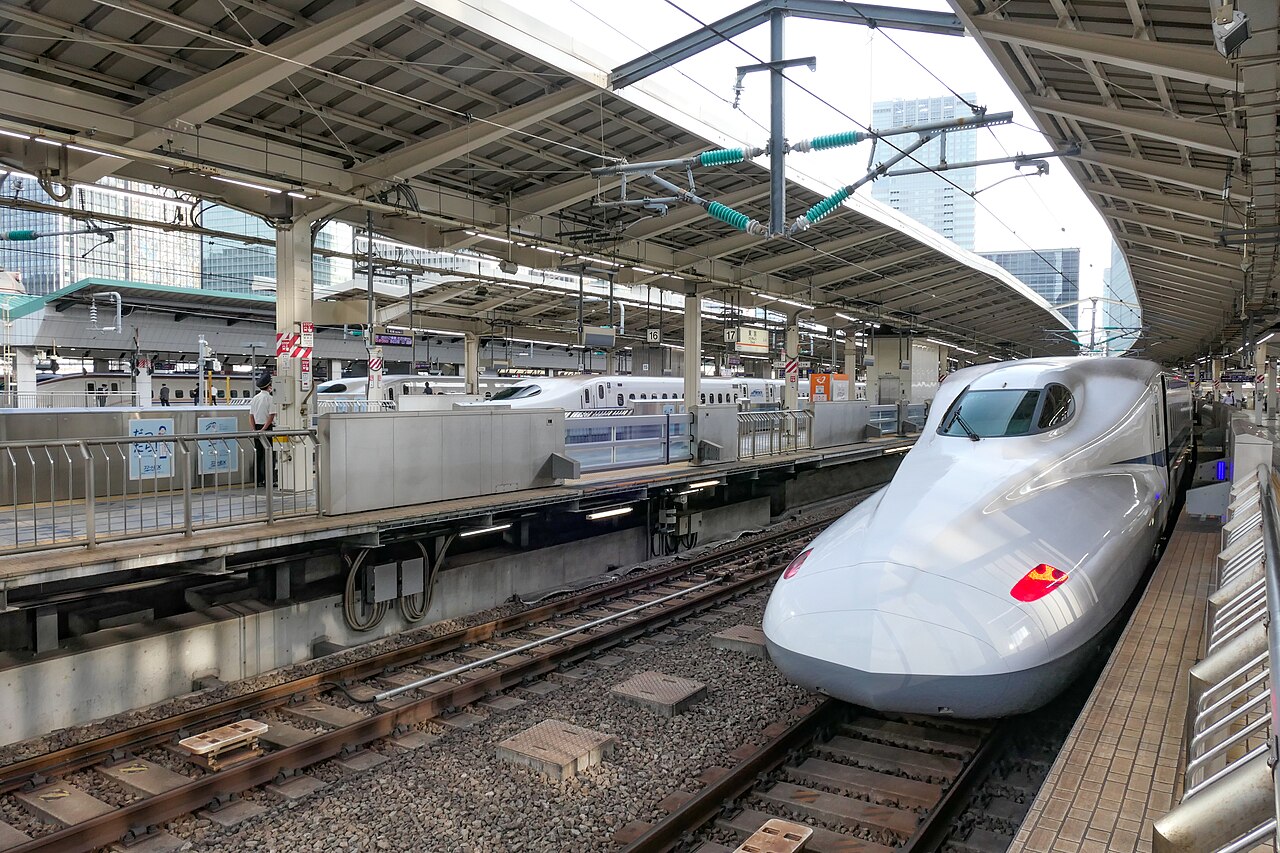 東京駅の新幹線ホームに停車中の東海道新幹線N700系