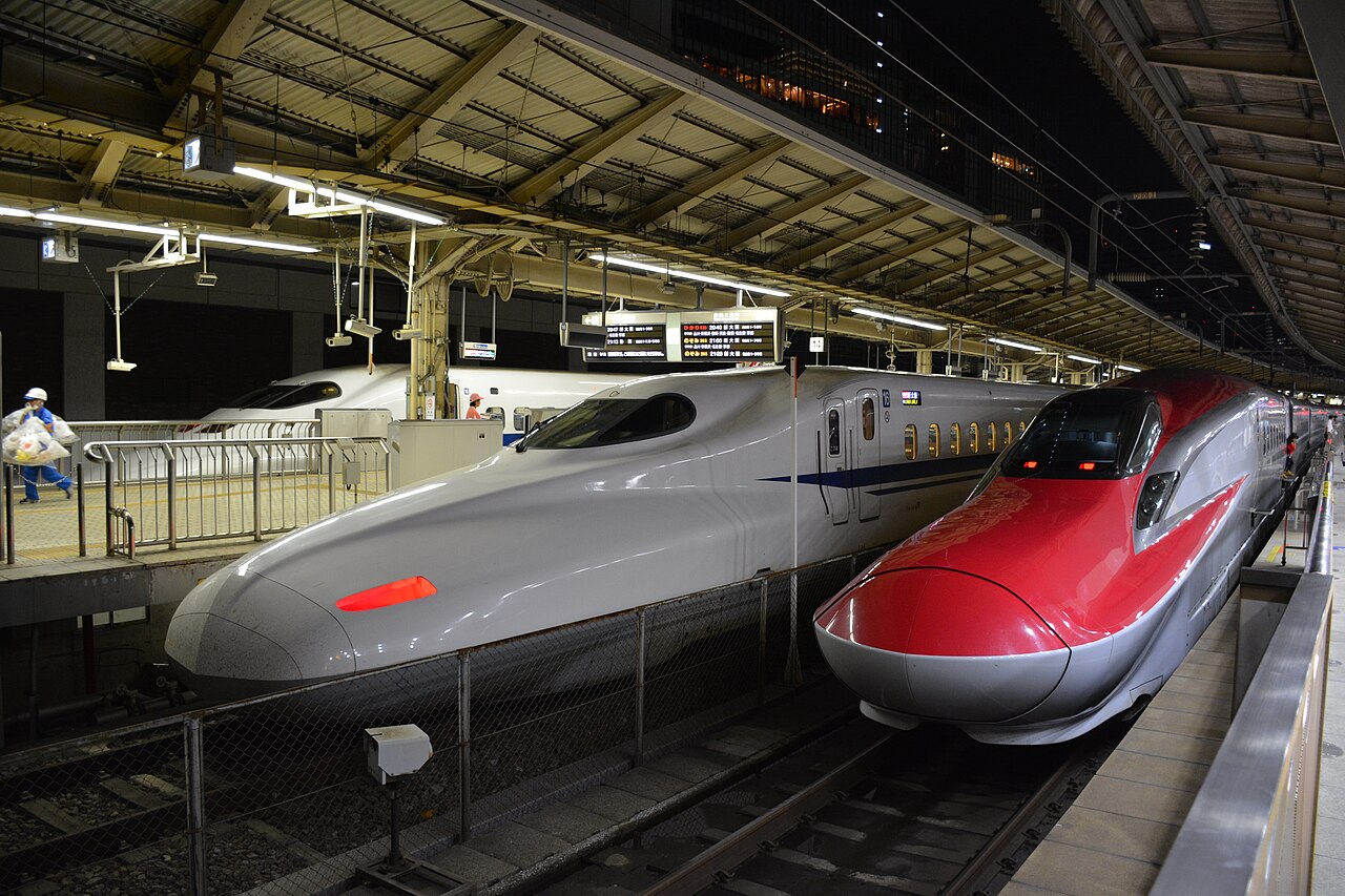 夜の東京駅新幹線ホームに並ぶ新幹線の車両
