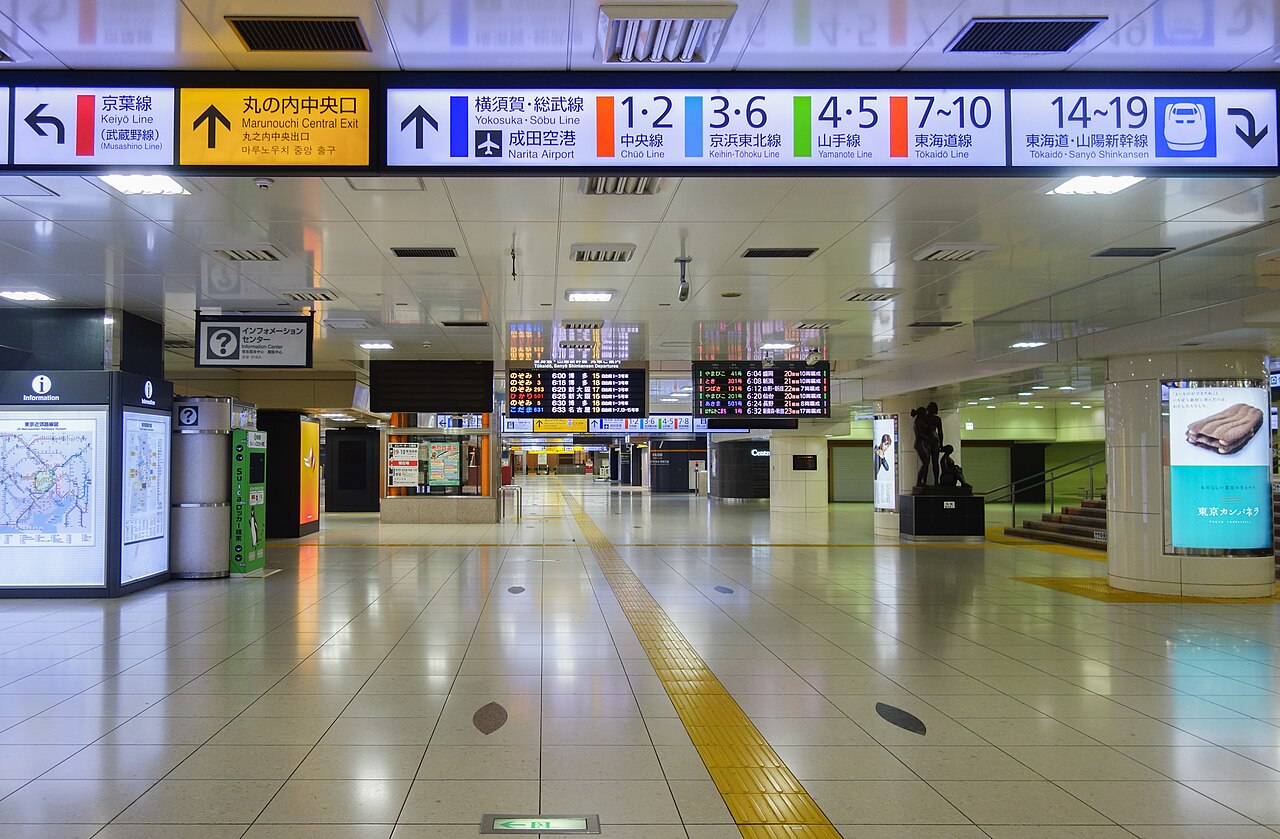 深夜の東京駅中央通路と路線の案内表示