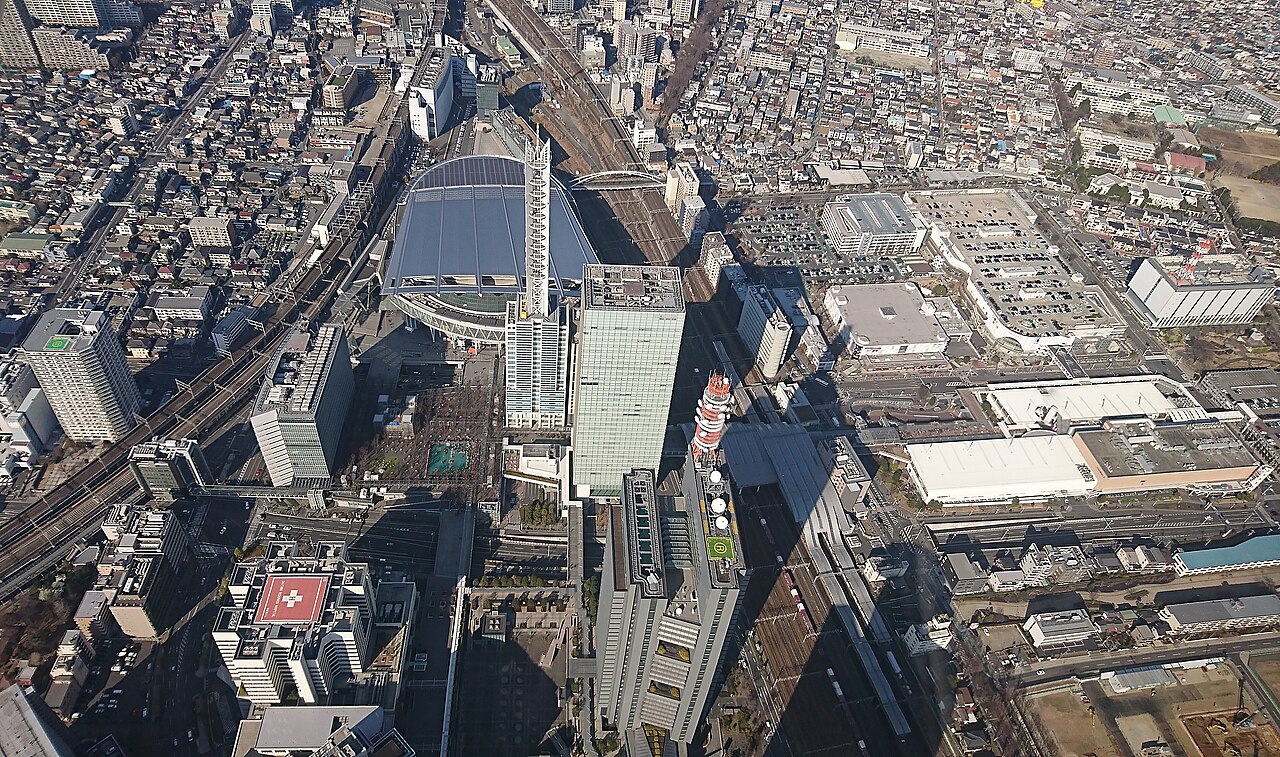 上空から見たさいたま新都心駅とアリーナ周辺の街並み