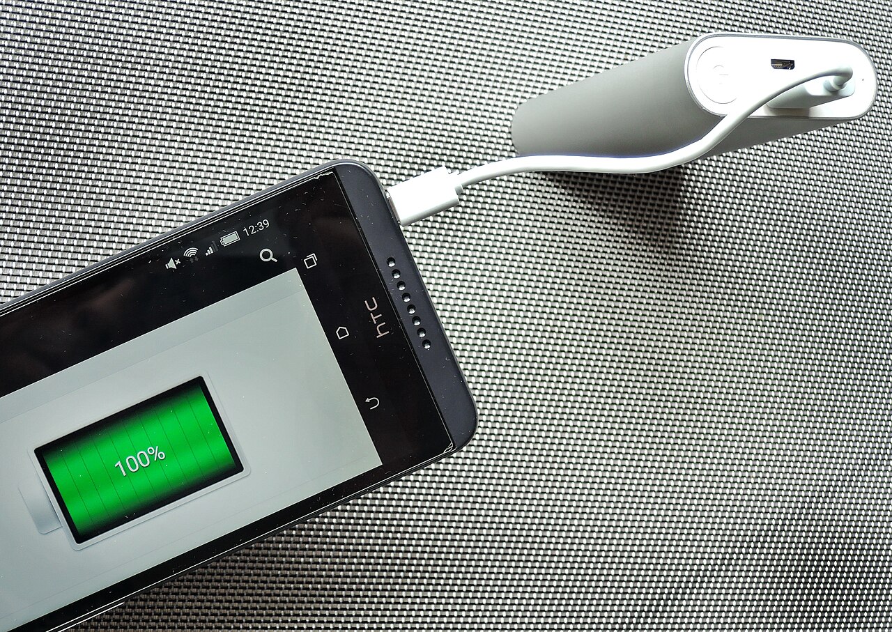 モバイルバッテリーで充電中のスマートフォン