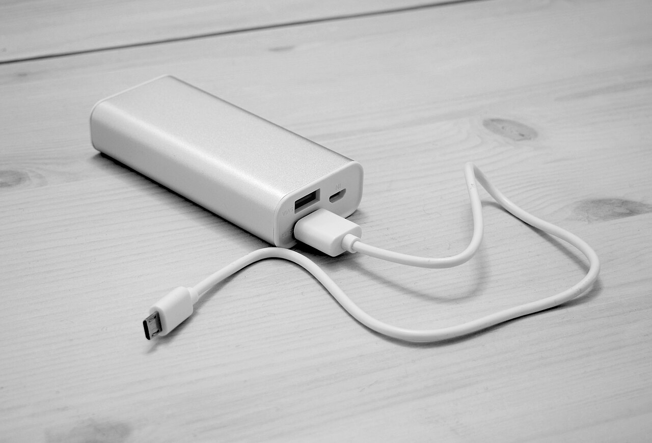 木の台に置いたモバイルバッテリーとUSBケーブル